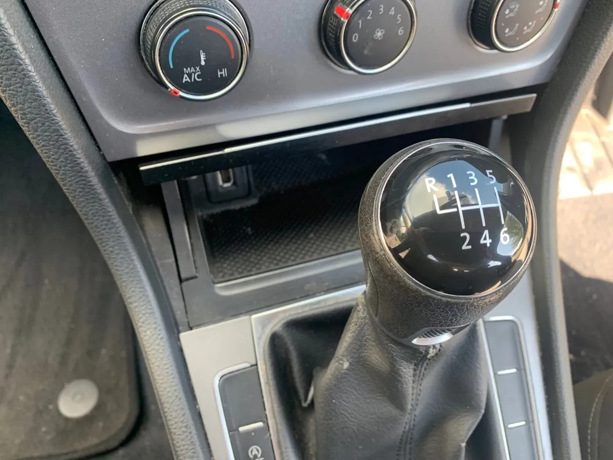 Volkswagen Golf 2015 - Image 2