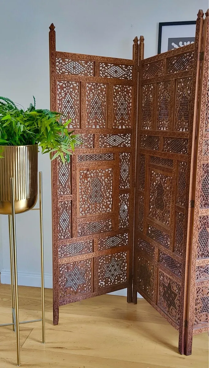 Beautiful Eastern wooden screen room divider - Image 2