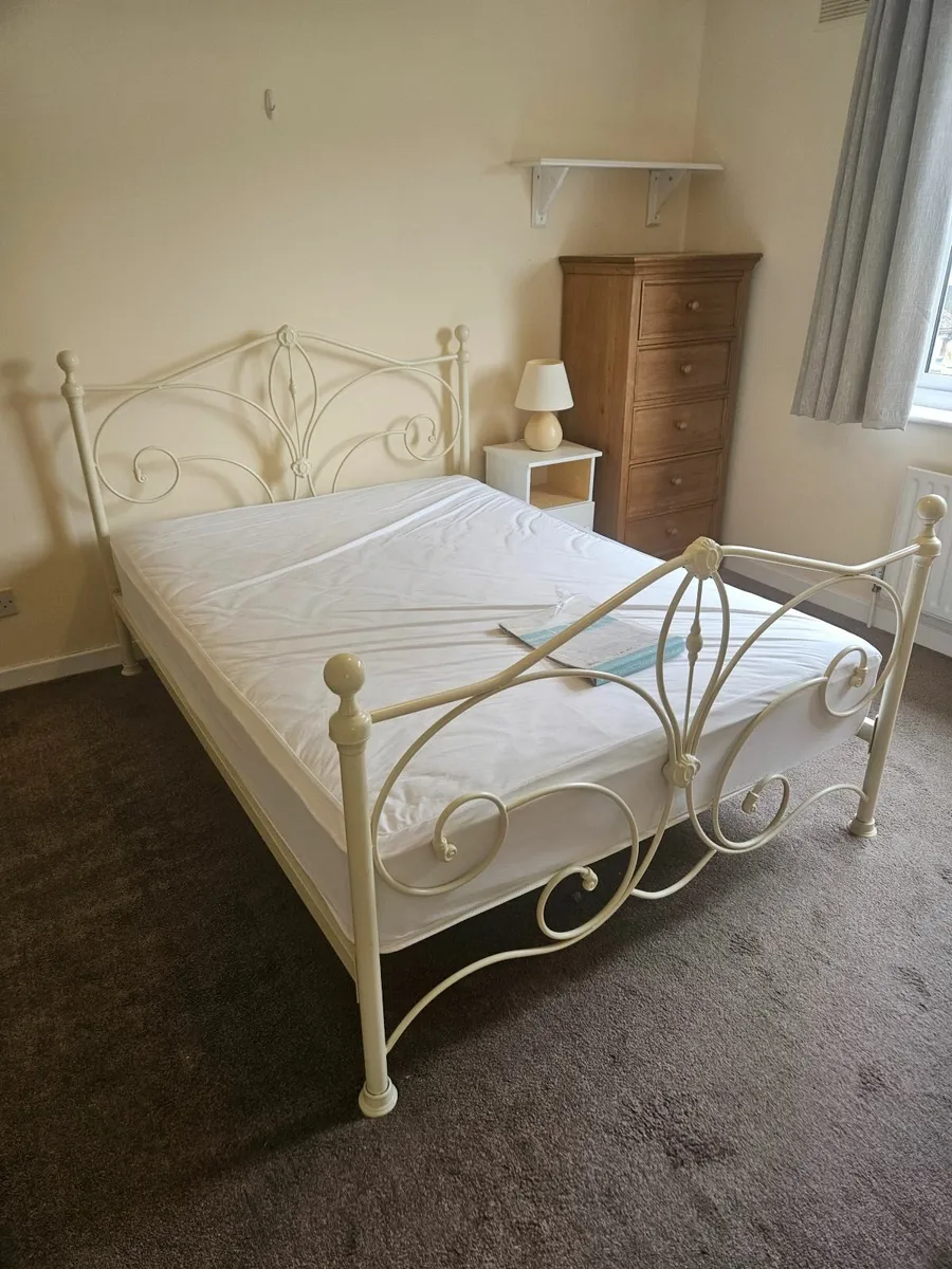 Bed frame - Image 1