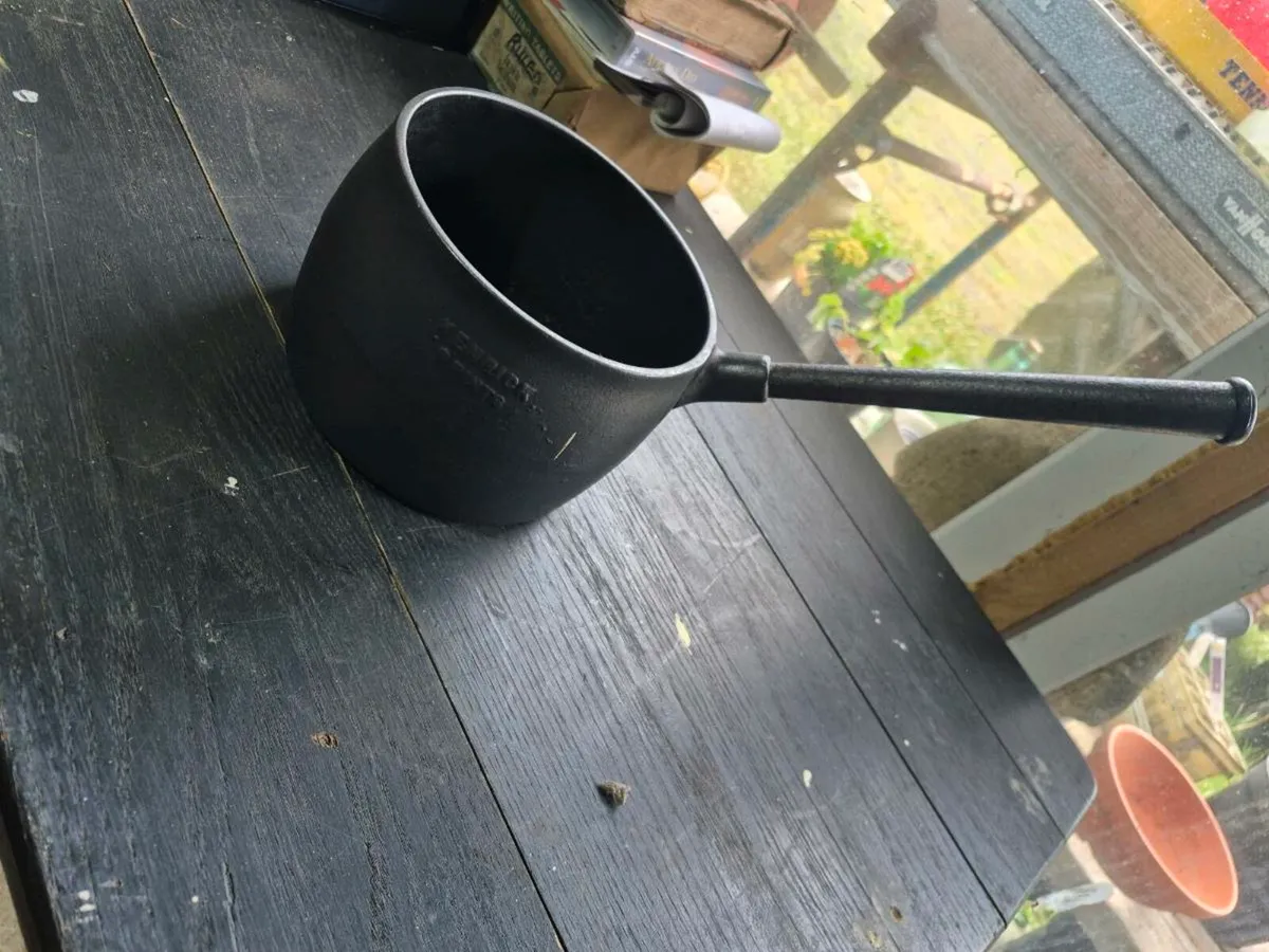 Lovely Antique Irish cast iron pot in great condit - Image 1