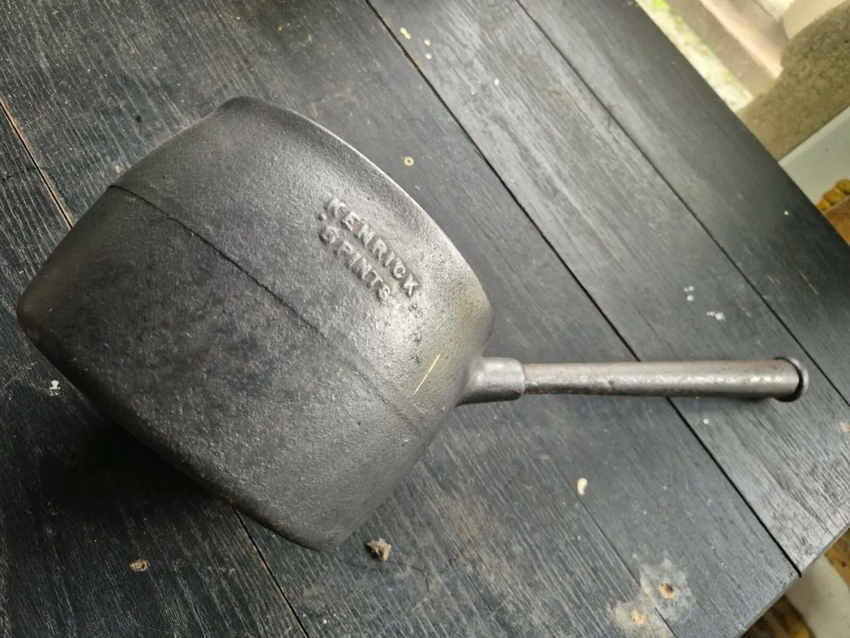 Lovely Antique Irish cast iron pot in great condit - Image 2