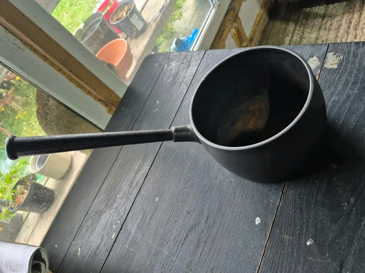 Lovely Antique Irish cast iron pot in great condit - Image 3