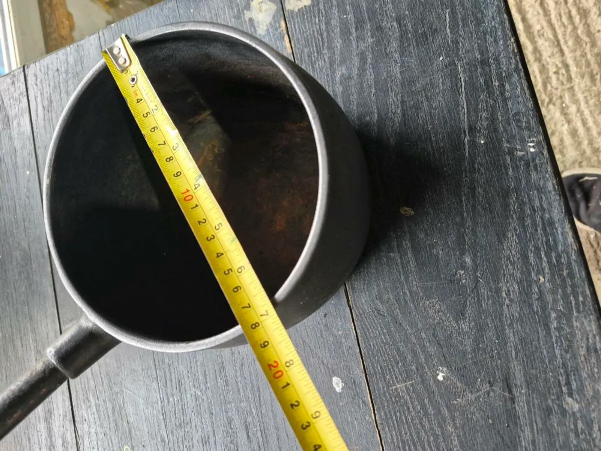 Lovely Antique Irish cast iron pot in great condit - Image 4