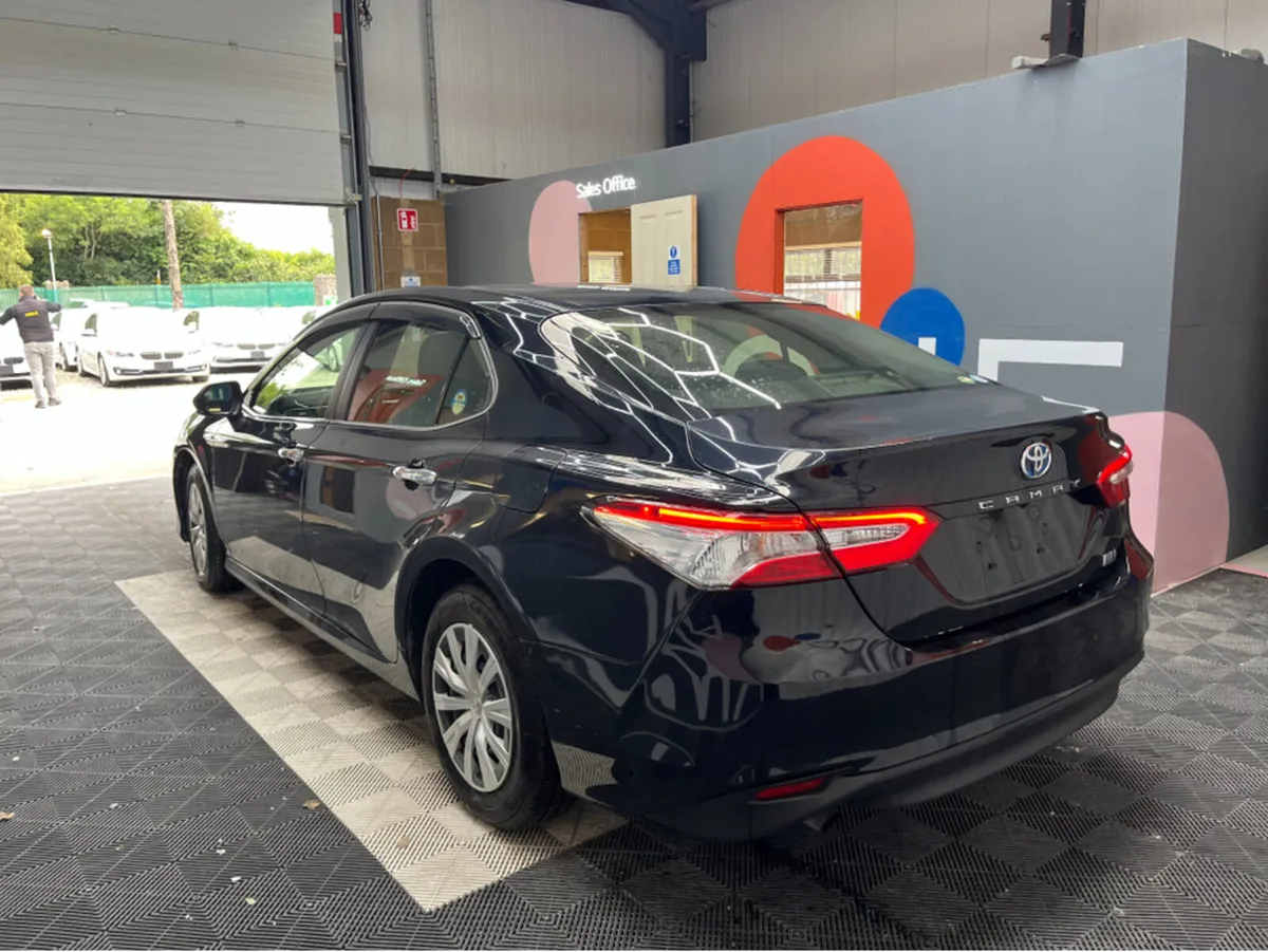Toyota Camry 2.5 HYBRID / 69k KMs / REVERSE CAMERA - Image 4