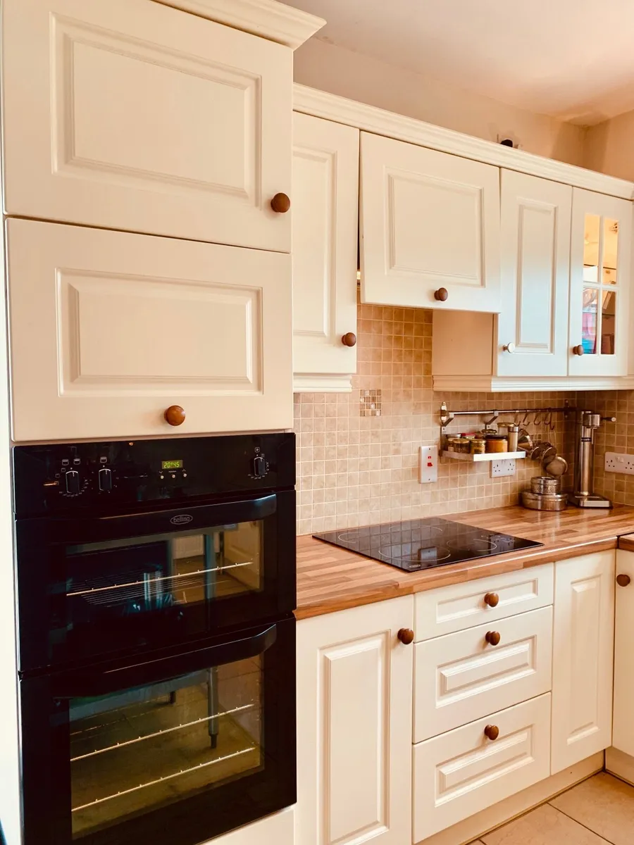 Fitted Kitchen with Appliances - Image 2