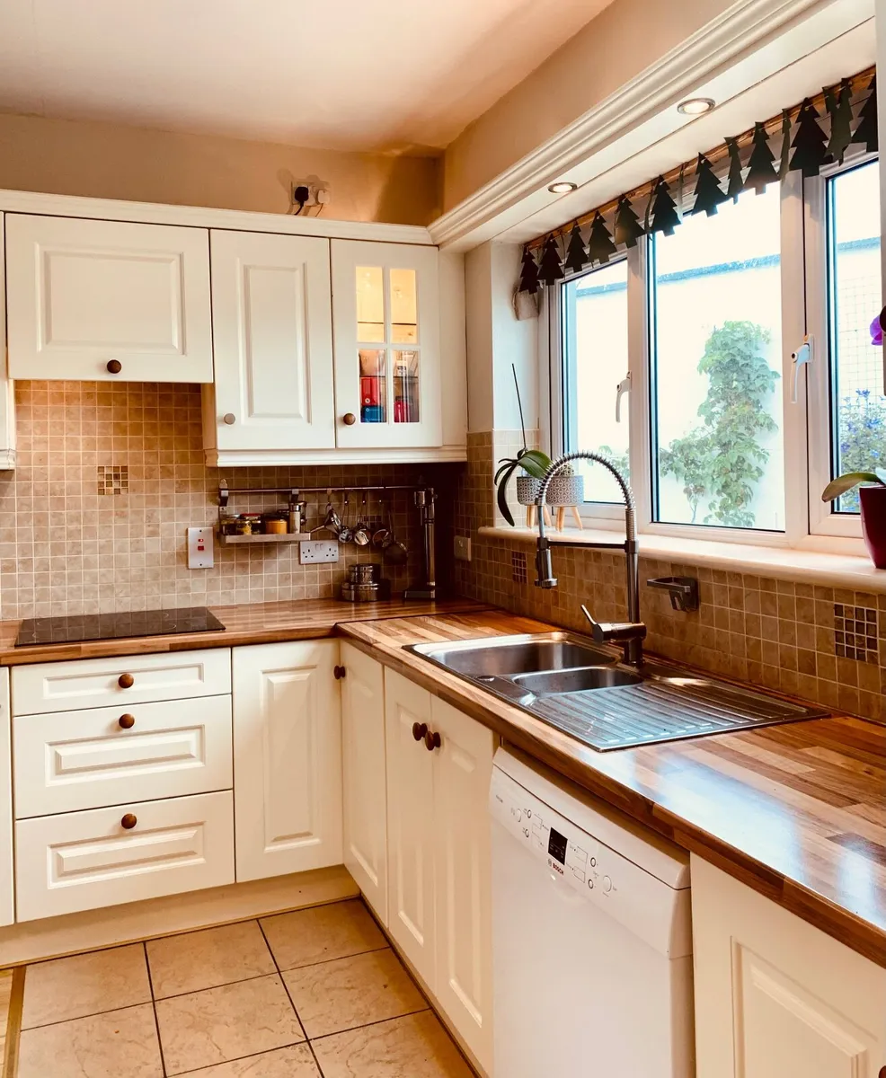 Fitted Kitchen with Appliances - Image 1