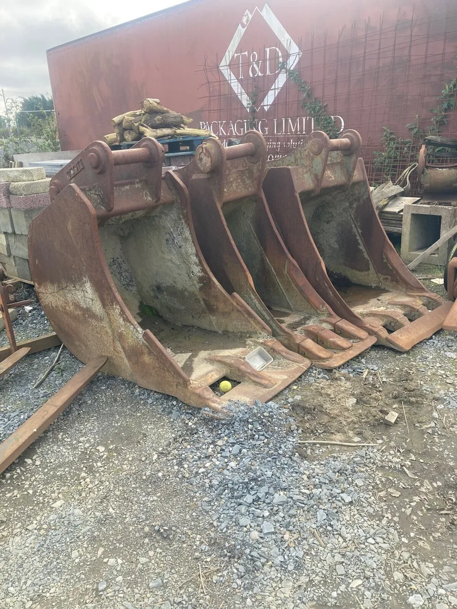 Buckets and tracks - Image 1