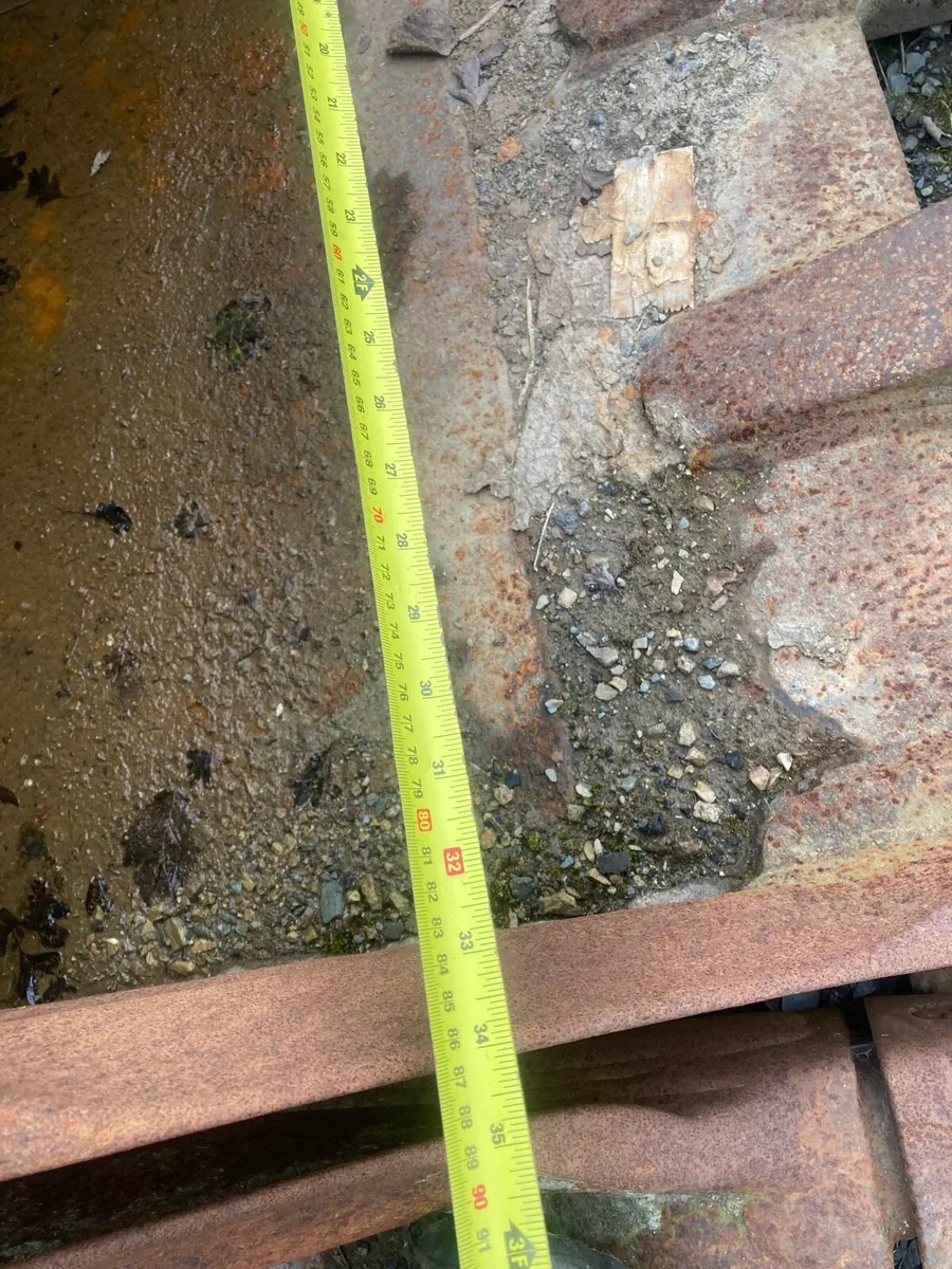 Buckets and tracks - Image 2