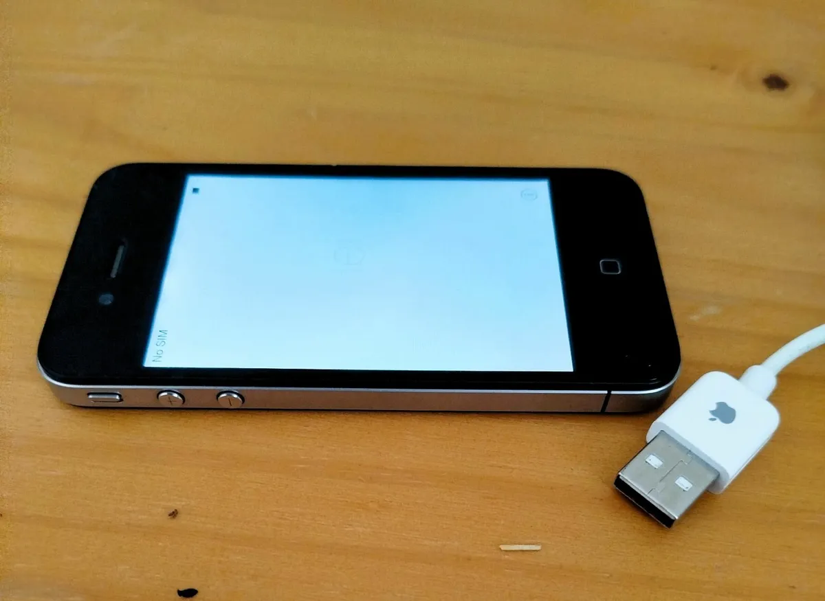 iPhone 4 - Image 1