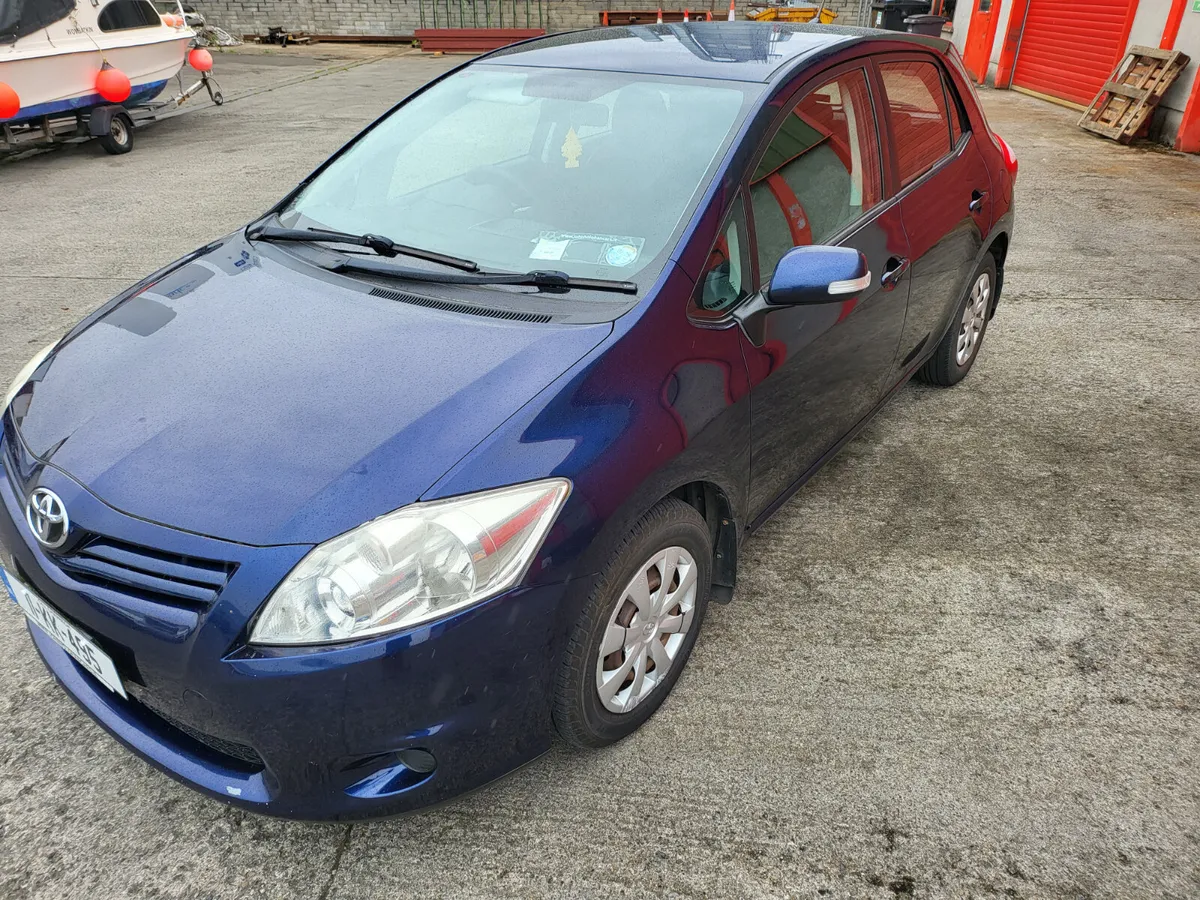 Toyota Auris 2011 - Image 2