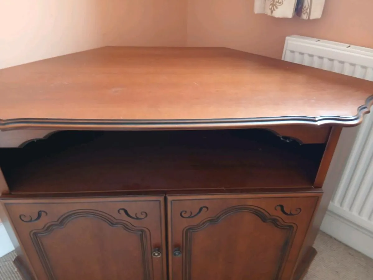 Rossmore T.V. cabinet - Image 4