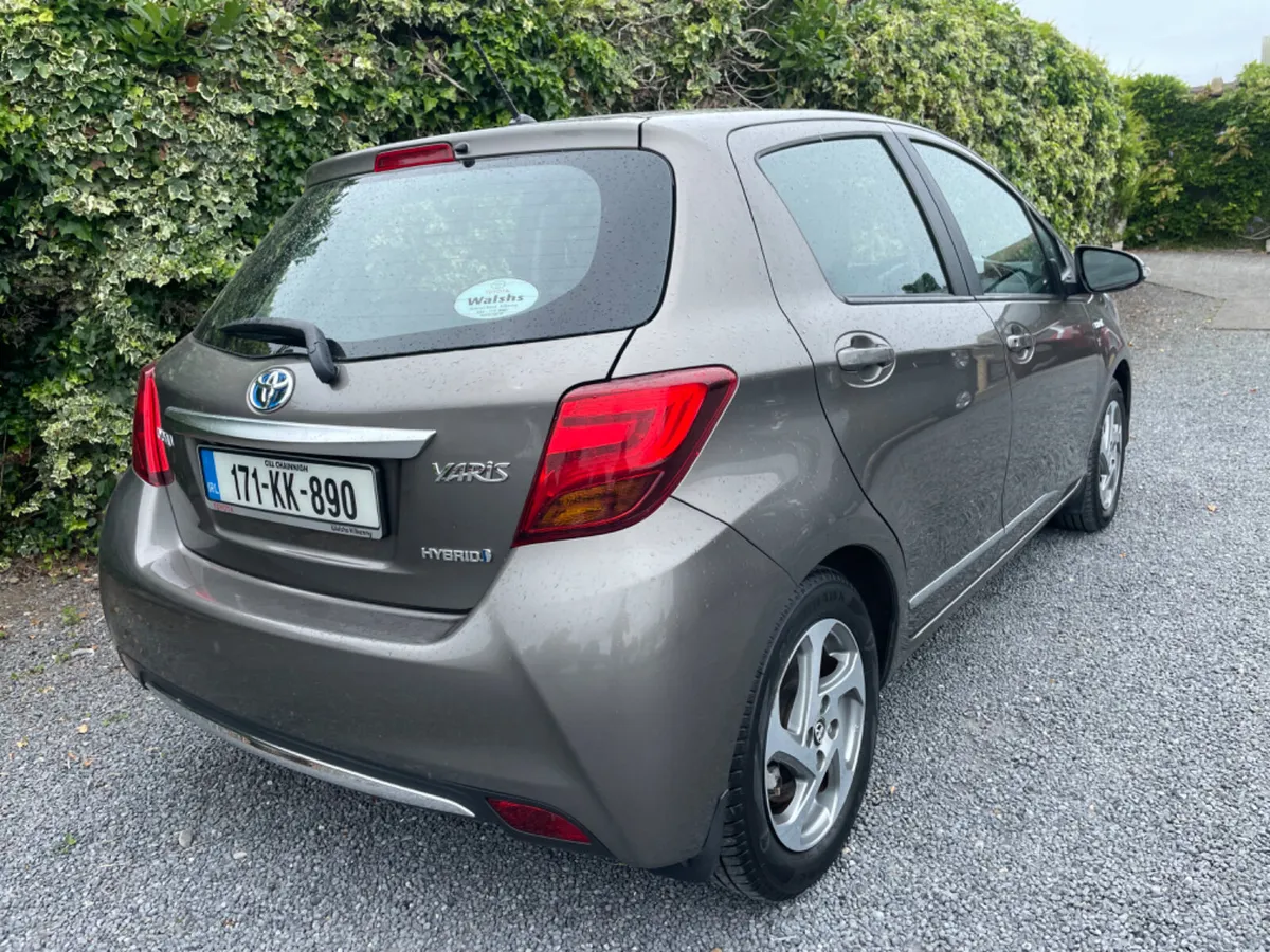 Toyota Yaris 2017 Hybrid - Image 3