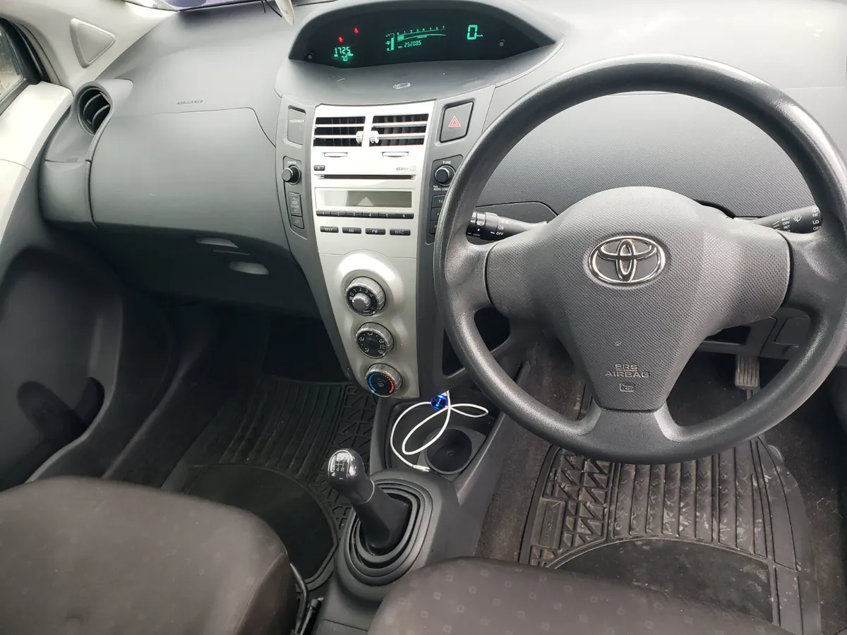 Toyota Yaris 2006 - Image 2