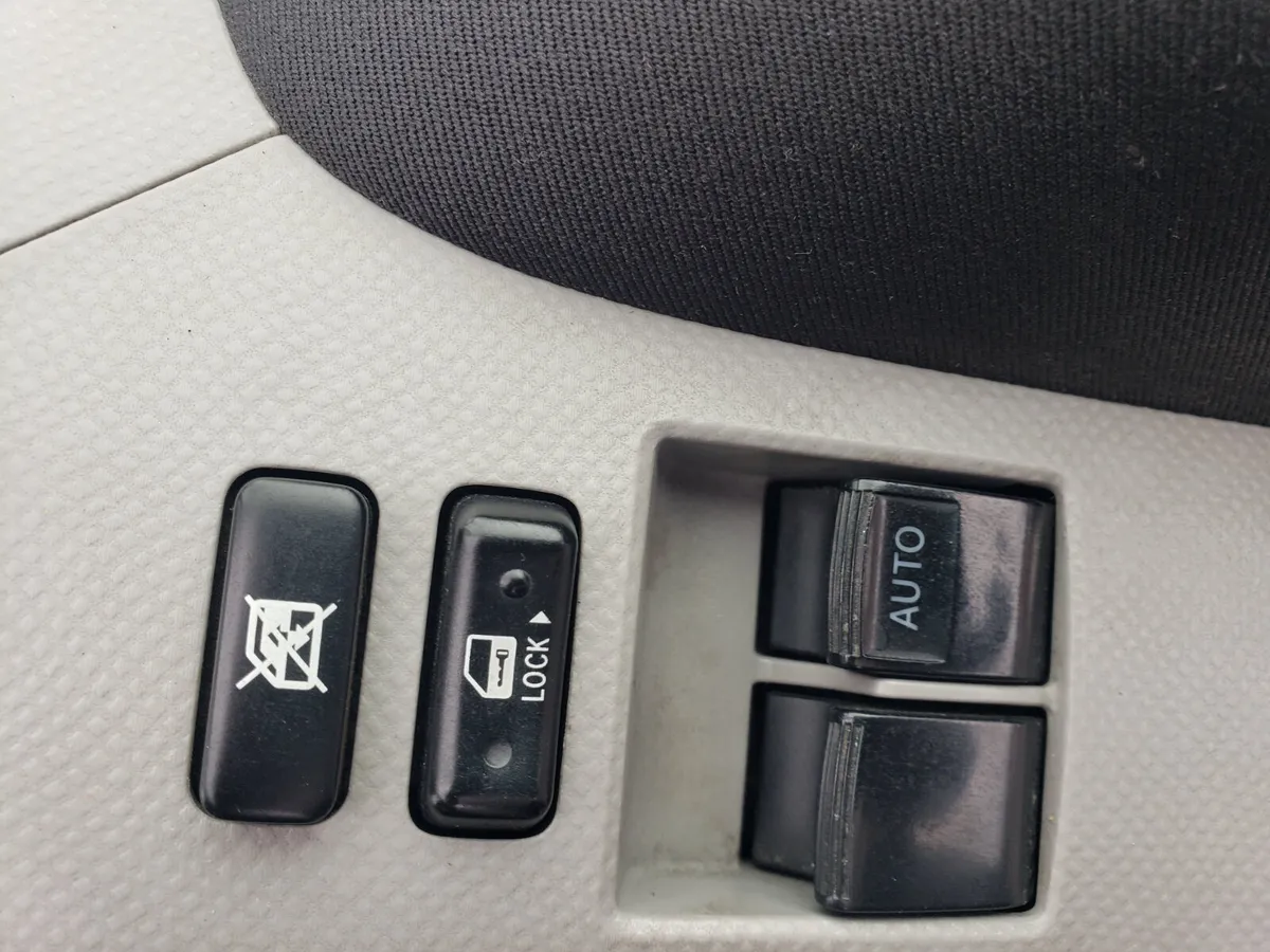 Toyota Yaris 2006 - Image 3