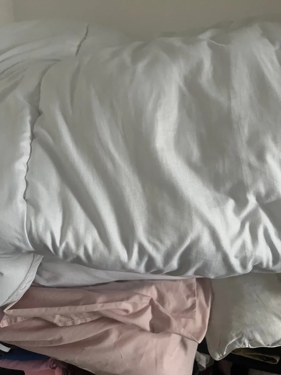 Double duvet with pillows and covers - Image 1