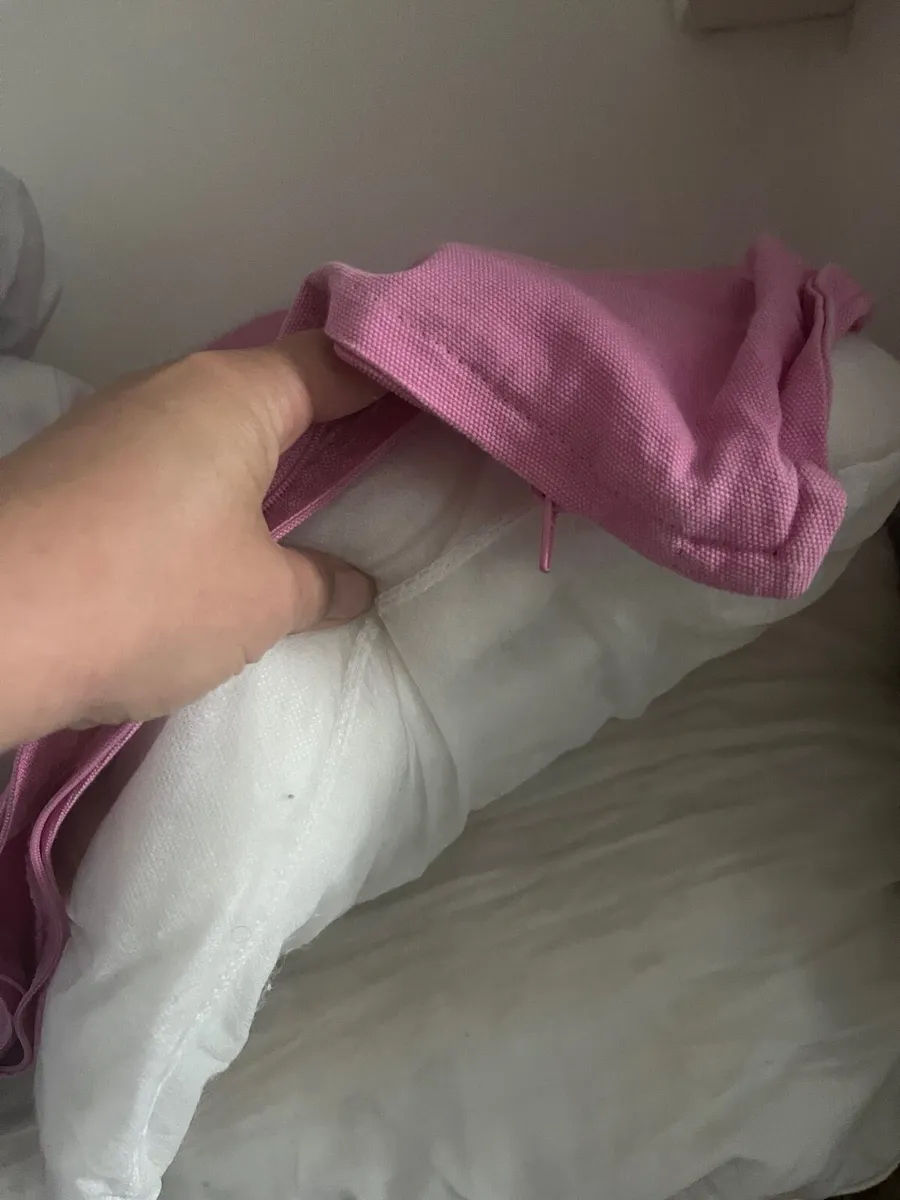 Double duvet with pillows and covers - Image 2