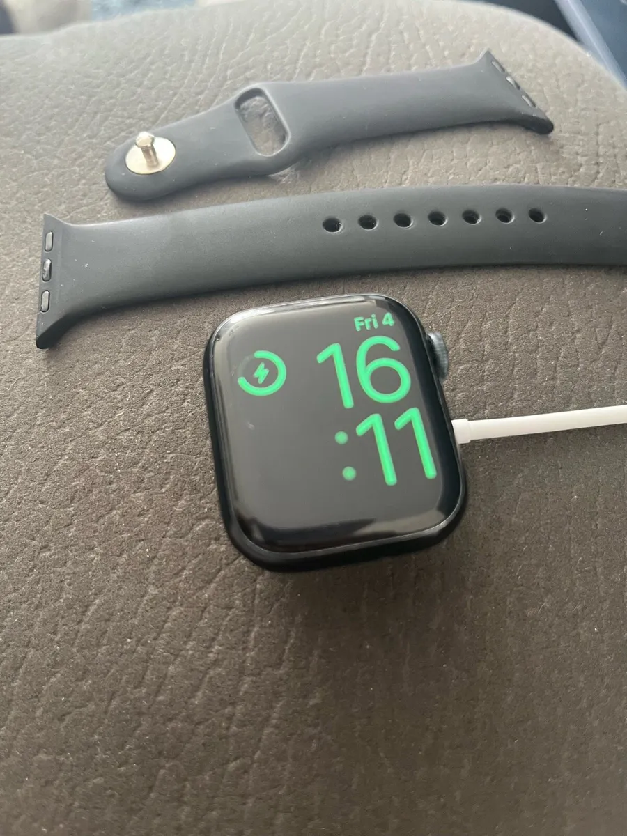 Apple Watch 8 - Image 1