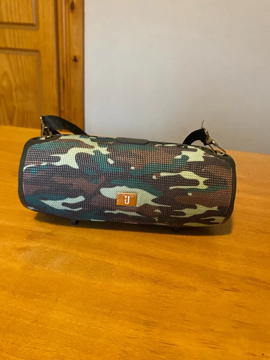 Speaker and charge comes with body strap - Image 1