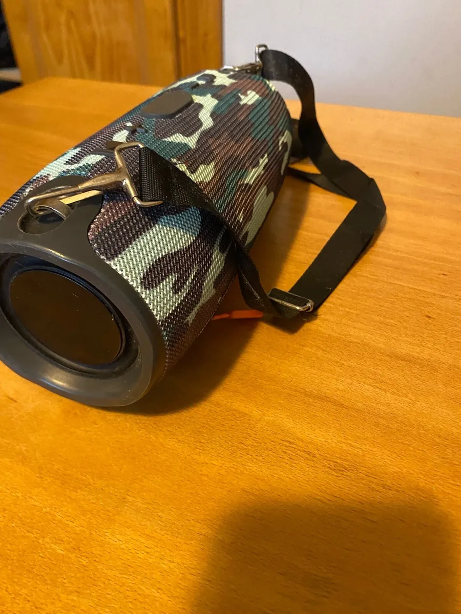 Speaker and charge comes with body strap - Image 2