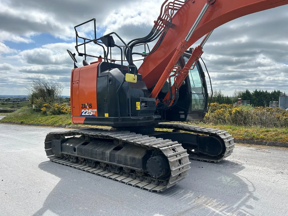 2016 Hitachi ZX225USLC-6 - Image 2