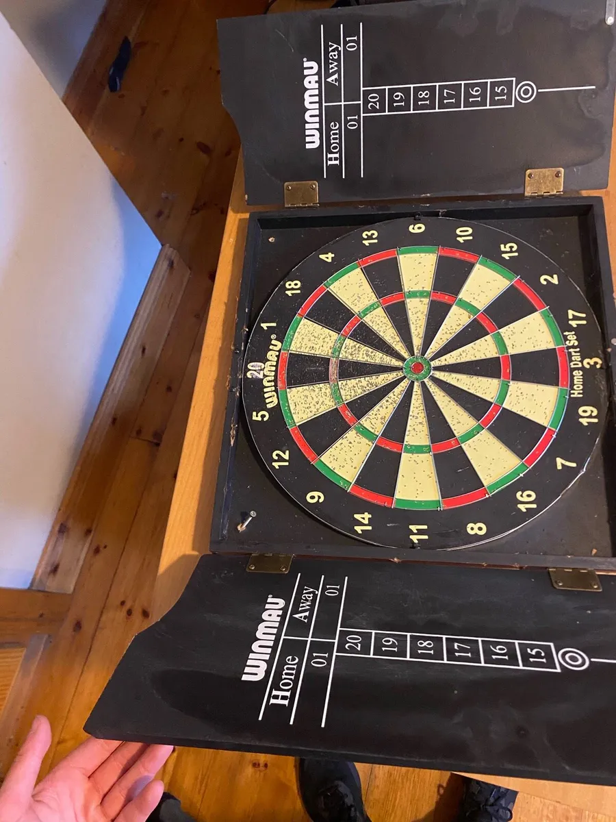 Dart board and frame - Image 1