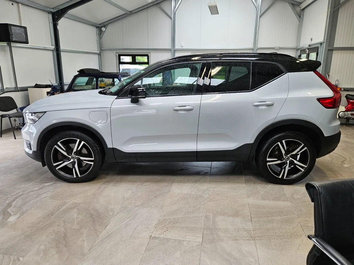 21 VOLVO XC40 PETRO HYBRID - Image 4