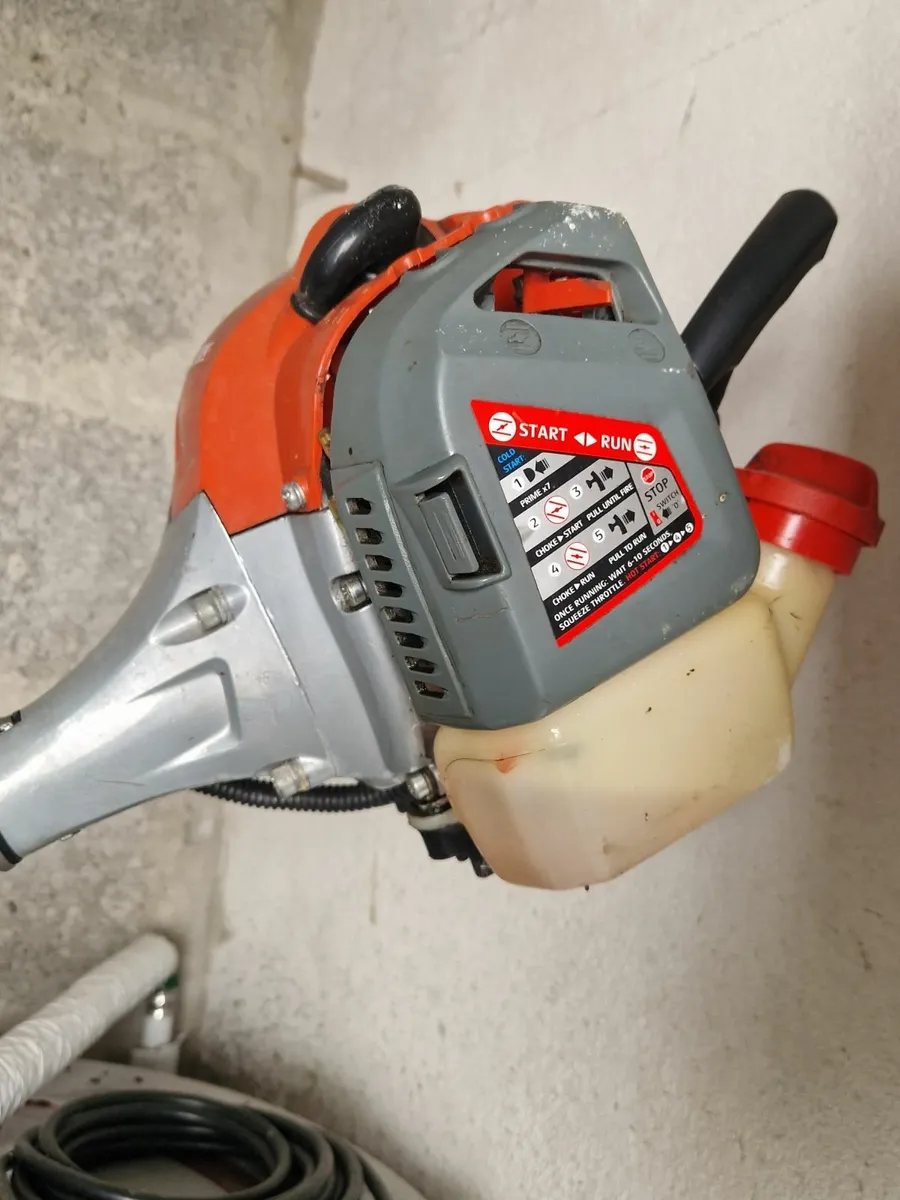 Petrol strimmer - Image 1