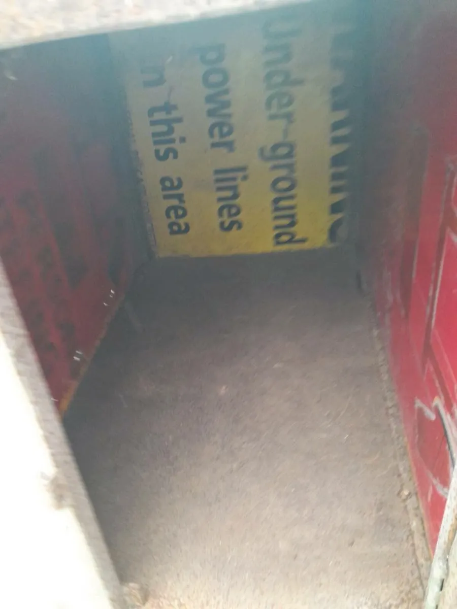 Dog box - Image 1