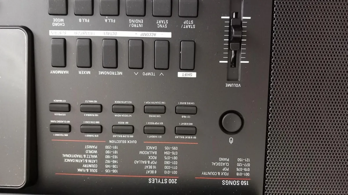 Piano keyboard in mint condition. - Image 1