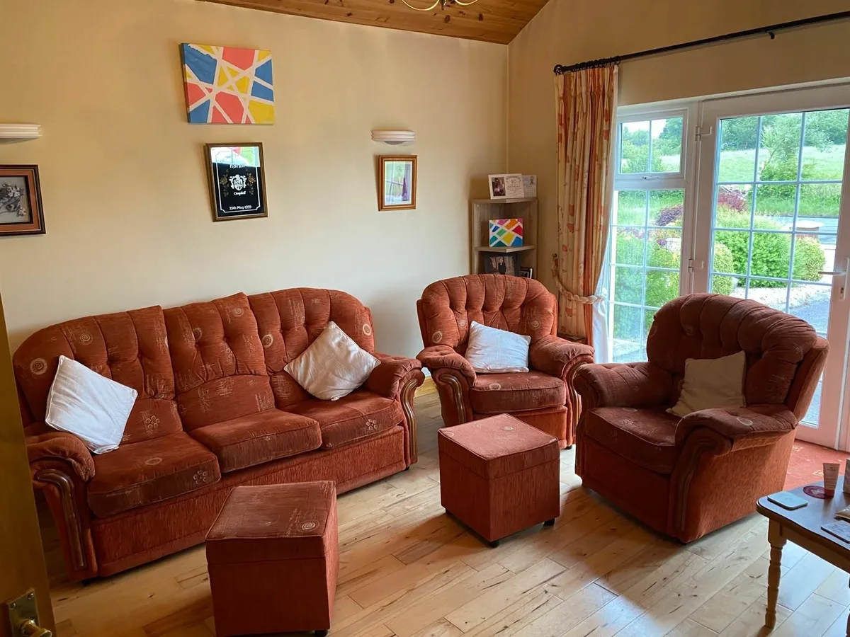 3 piece suite + two foot stools - Image 1