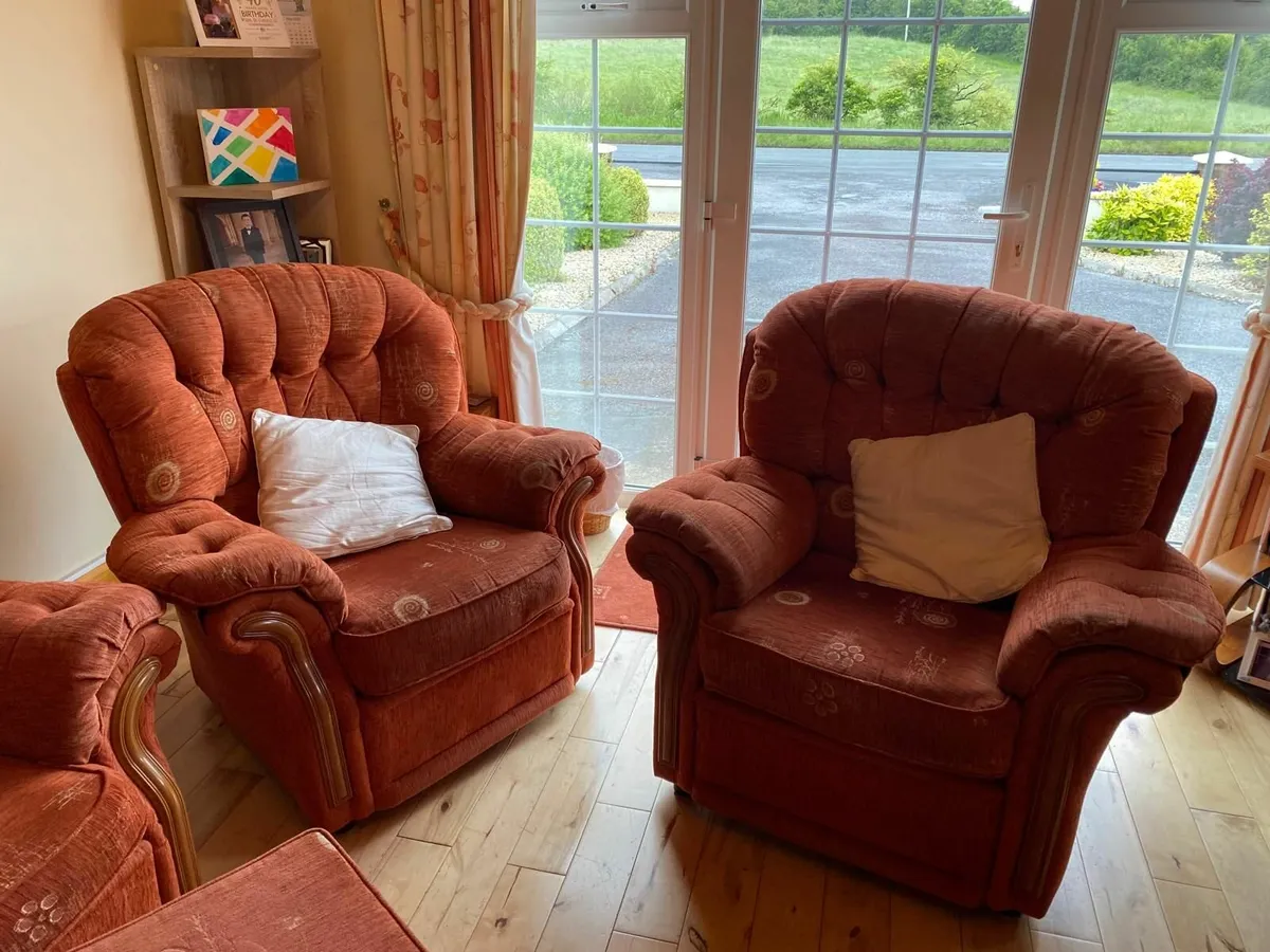 3 piece suite + two foot stools - Image 4
