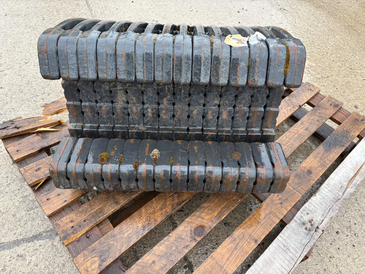 Valtra weighs set of 14 - Image 3