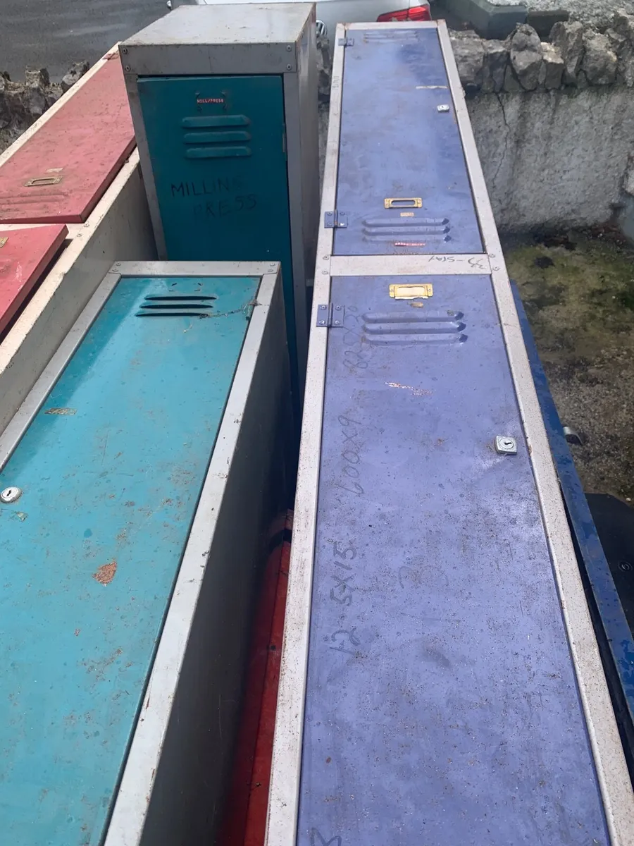 Metal sign and steel lockers - Image 3
