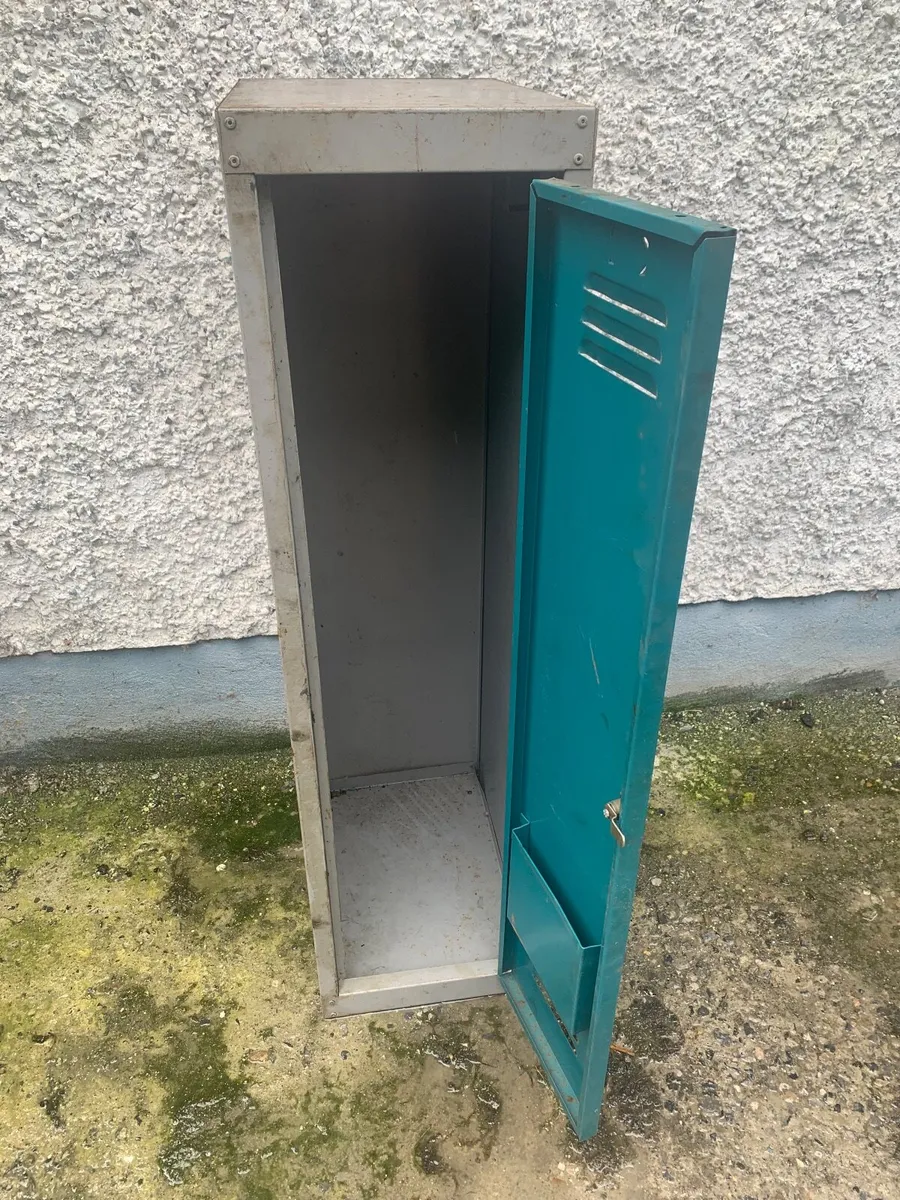 Metal sign and steel lockers - Image 4