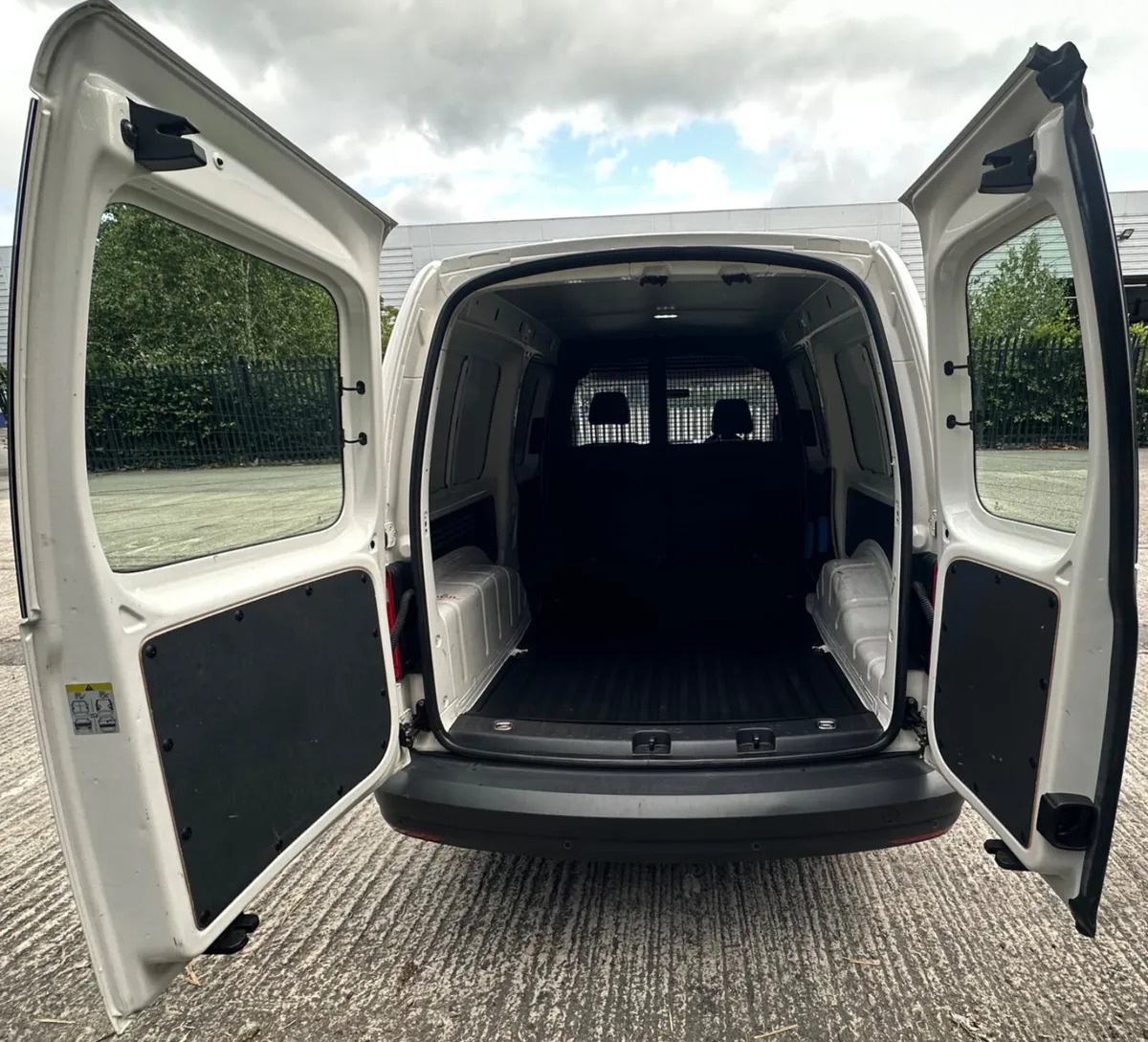 192 Volkswagen Caddy 102Bhp Maxi - Image 4