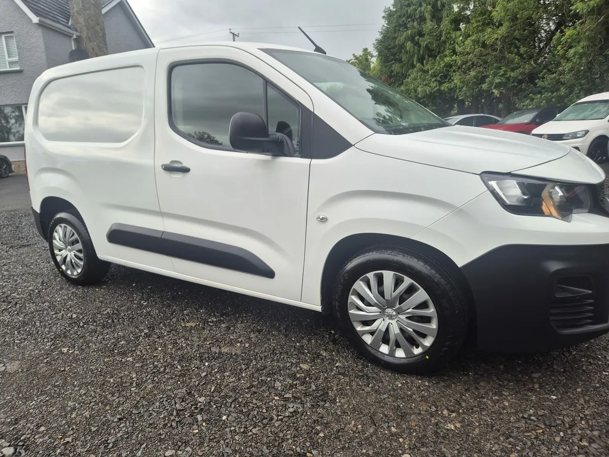 Van - Image 2