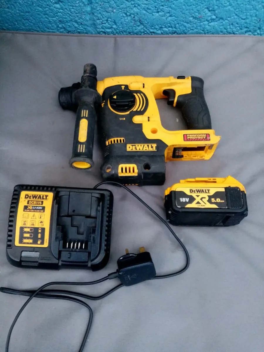 Dewalt 18v XR LI-ION Battery Hammer Drill with 5Ah - Image 1
