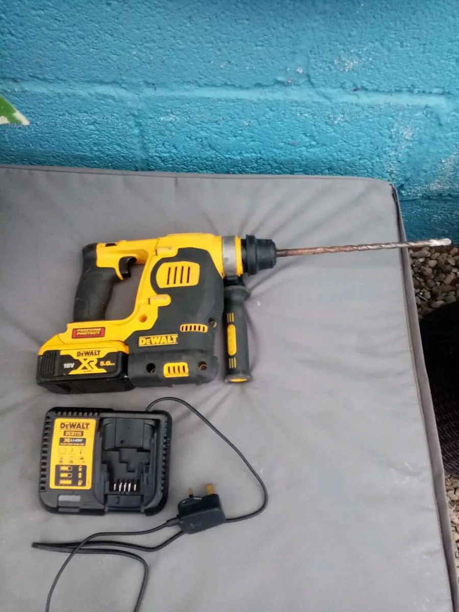 Dewalt 18v XR LI-ION Battery Hammer Drill with 5Ah - Image 2