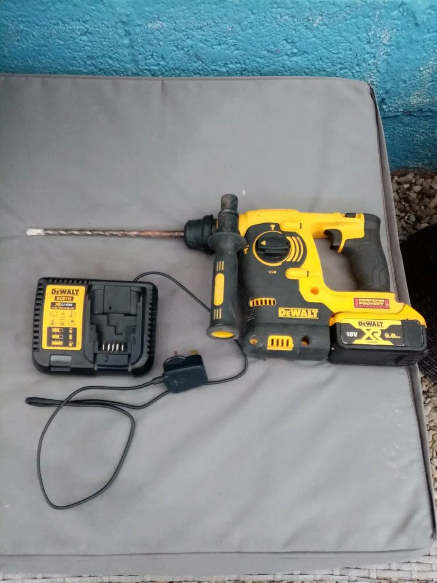 Dewalt 18v XR LI-ION Battery Hammer Drill with 5Ah - Image 3