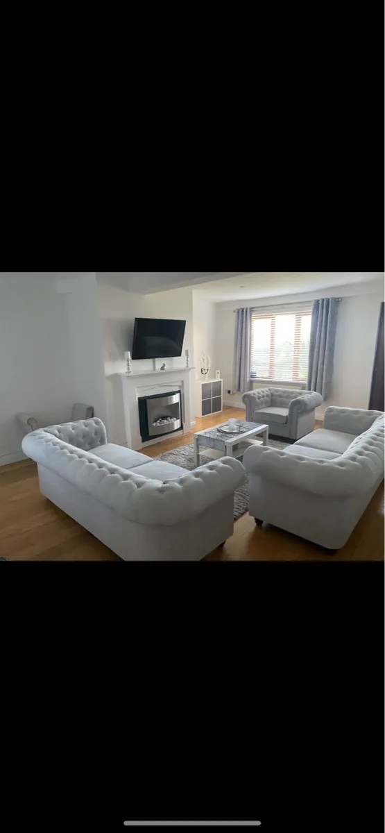 Chesterfield sofas - Image 1