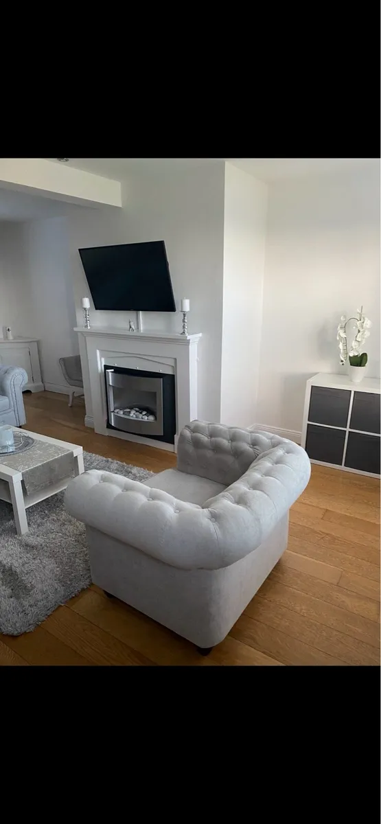 Chesterfield sofas - Image 2