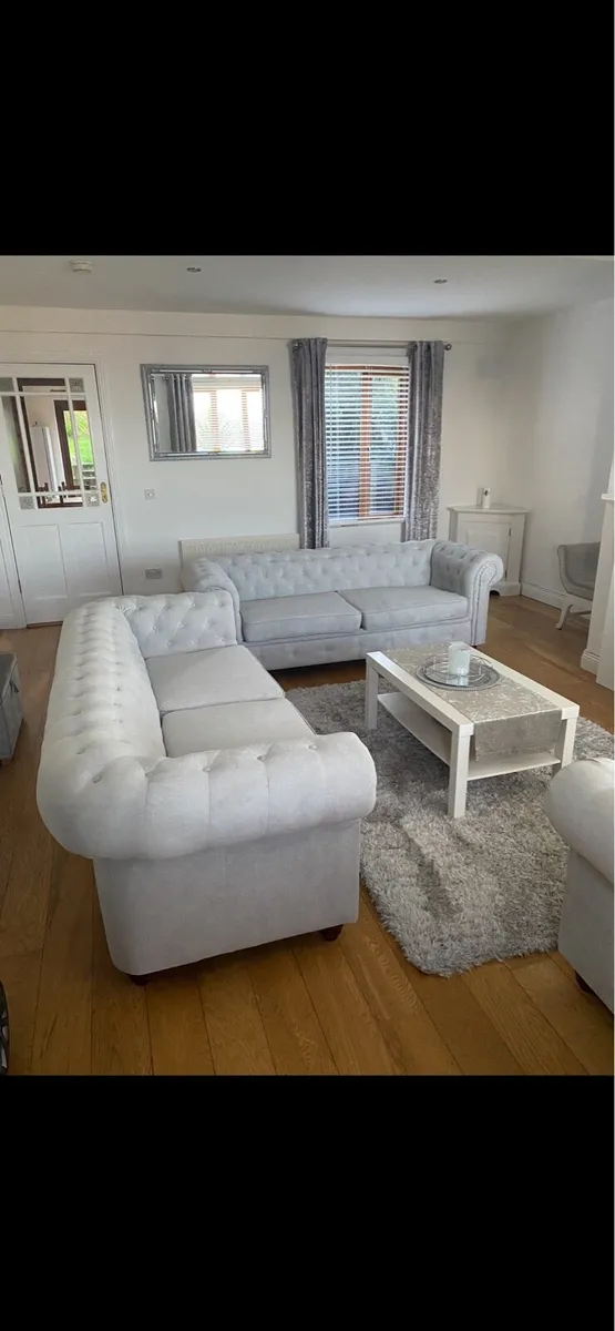 Chesterfield sofas - Image 3