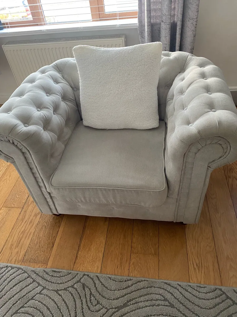 Chesterfield sofas - Image 4