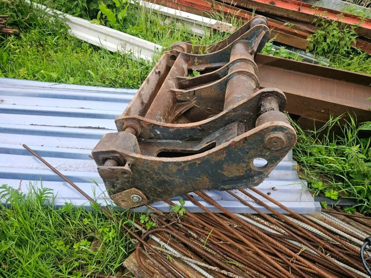 Komatsu wa320 quick hitch - Image 1