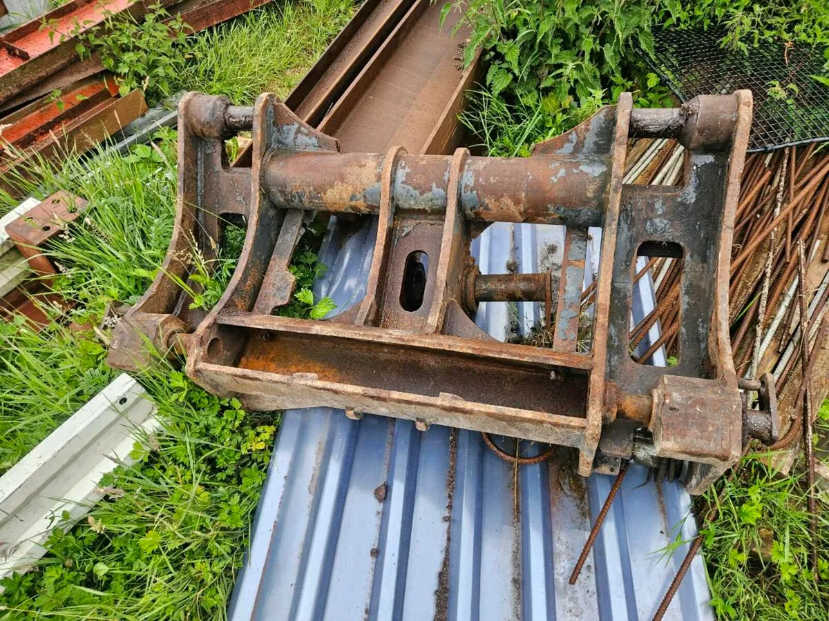 Komatsu wa320 quick hitch - Image 2