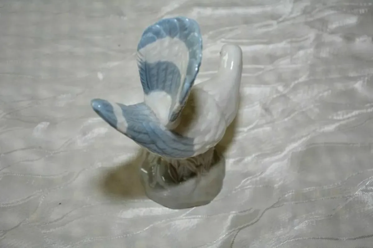 Spanish porcelain - pigeon - Image 3