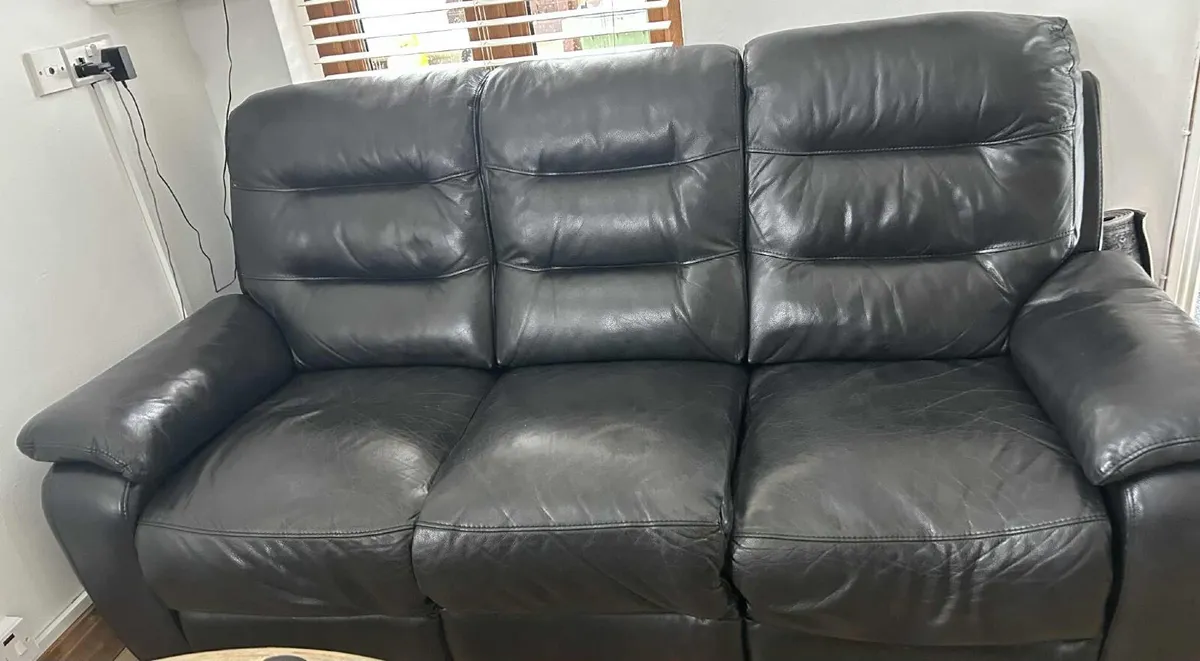 3 seater black leather sofa - Image 1
