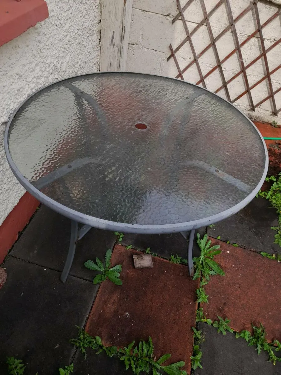 Free garden outdoor table (uneven) - Image 1