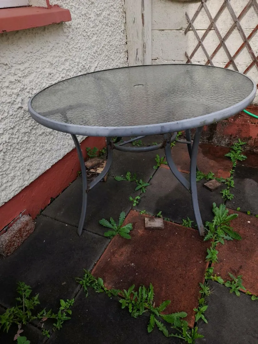 Free garden outdoor table (uneven) - Image 3