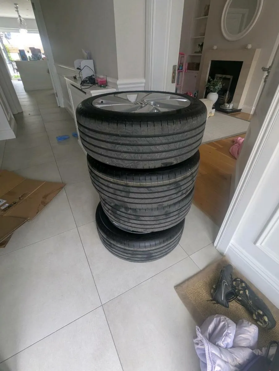 Volkswagen 17" Alloys & Tyres - Image 2
